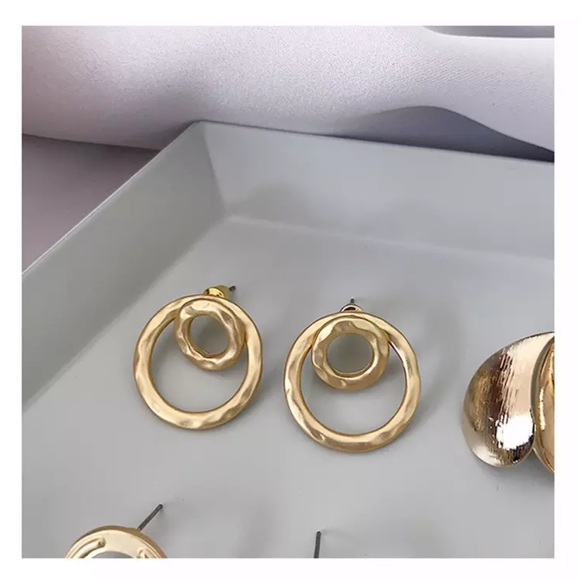 wander boutique Jewelry - PERRI ✨ Matte Gold Hammered Metal Circle Studs